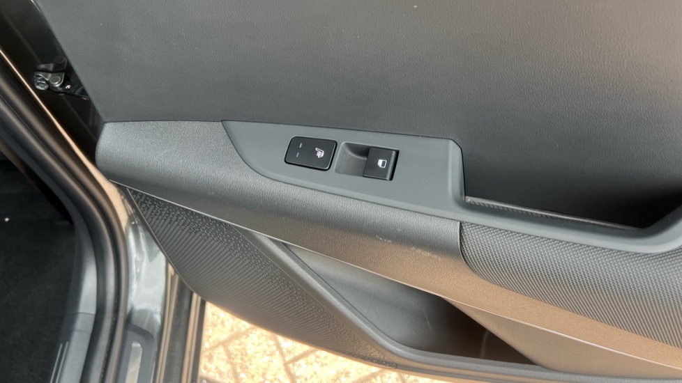 Kia Niro 1.6 GDi 127 Hybrid 4 5dr DCT Hybrid Estate - Image 37