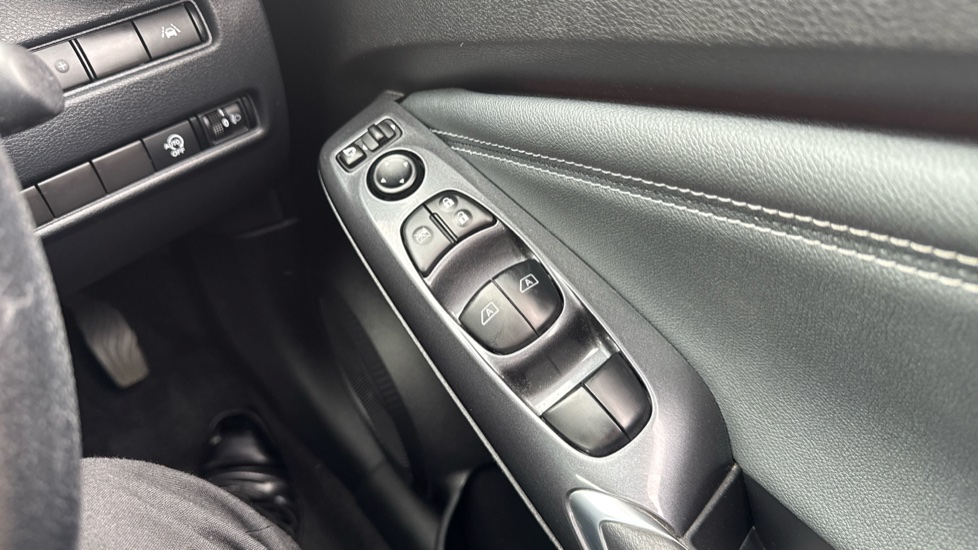 Nissan Juke 1.0 DiG-T N-Connecta 5dr DCT Petrol Hatchback - Image 22