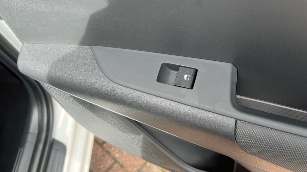 Kia Niro 1.6 GDi 127 Hybrid 3 5dr DCT Hybrid Estate - Image 38