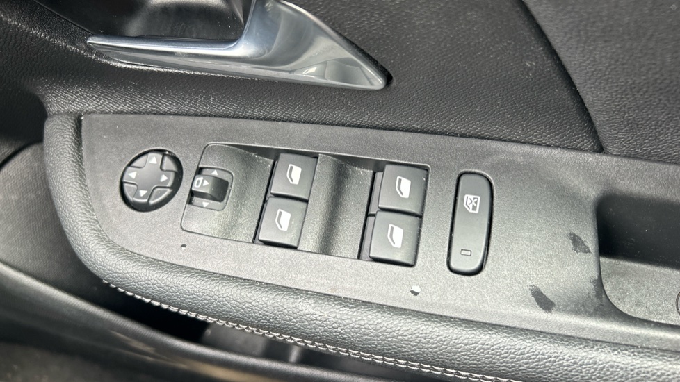 Vauxhall Mokka 100kW Ultimate 50kWh 5dr Auto Electric Hatchback - Image 35