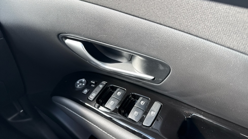 Hyundai TUCSON 1.6 TGDi Hybrid 230 Premium 5dr 2WD Auto Hybrid Estate - Image 41
