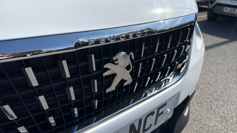 Peugeot 2008 1.2 PureTech Allure Premium 5dr [Start Stop] Petrol Estate - Image 25