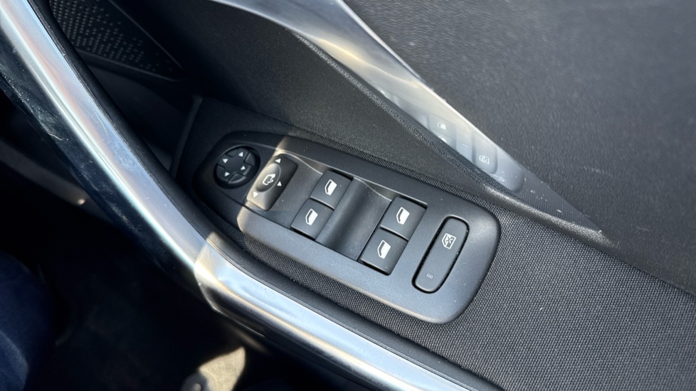 Peugeot 2008 1.2 PureTech Allure Premium 5dr [Start Stop] Petrol Estate - Image 33
