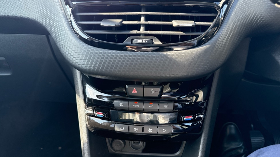 Peugeot 2008 1.2 PureTech Allure Premium 5dr [Start Stop] Petrol Estate - Image 38