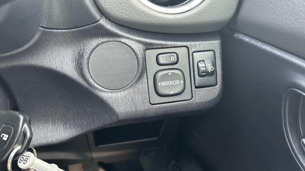 Toyota Yaris 1.33 VVT-i Trend 5dr Petrol Hatchback - Image 24