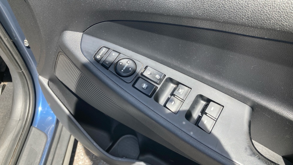Hyundai TUCSON 1.7 CRDi Blue Drive Sport Edition 5dr 2WD Diesel Estate - Image 33