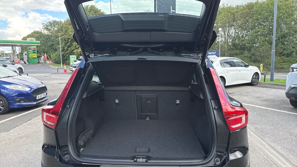 Volvo XC40 2.0 B3P Core 5dr Auto Petrol Estate - Image 4