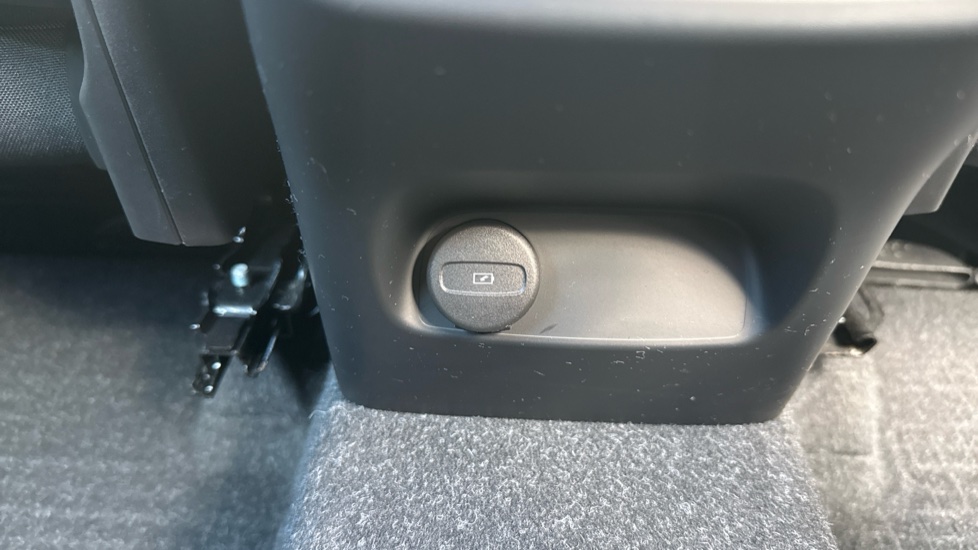 Volvo XC40 2.0 B3P Core 5dr Auto Petrol Estate - Image 29
