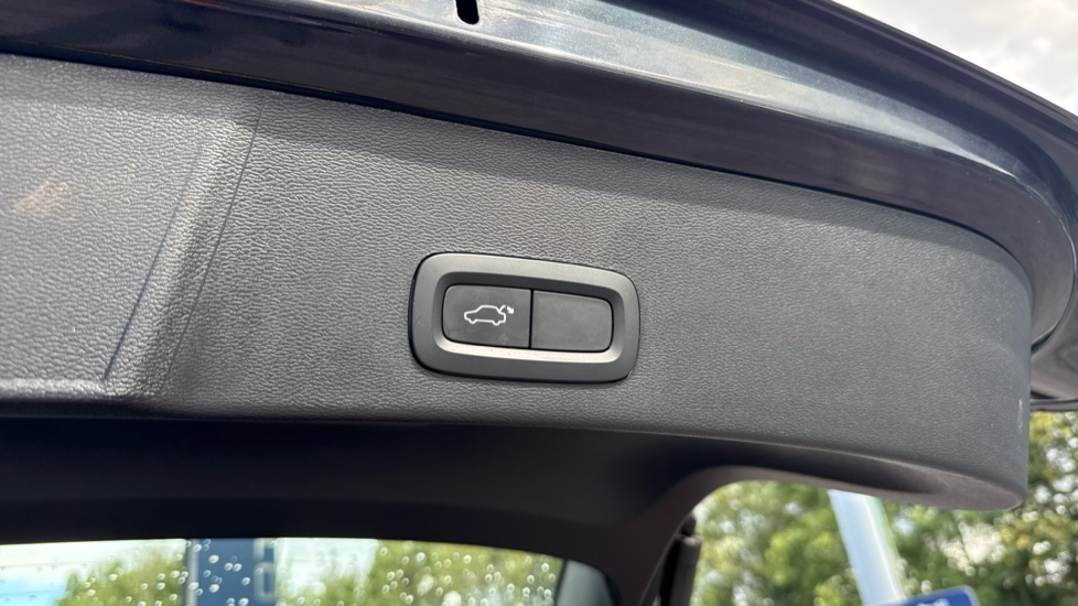 Volvo XC40 2.0 B3P Core 5dr Auto Petrol Estate - Image 32