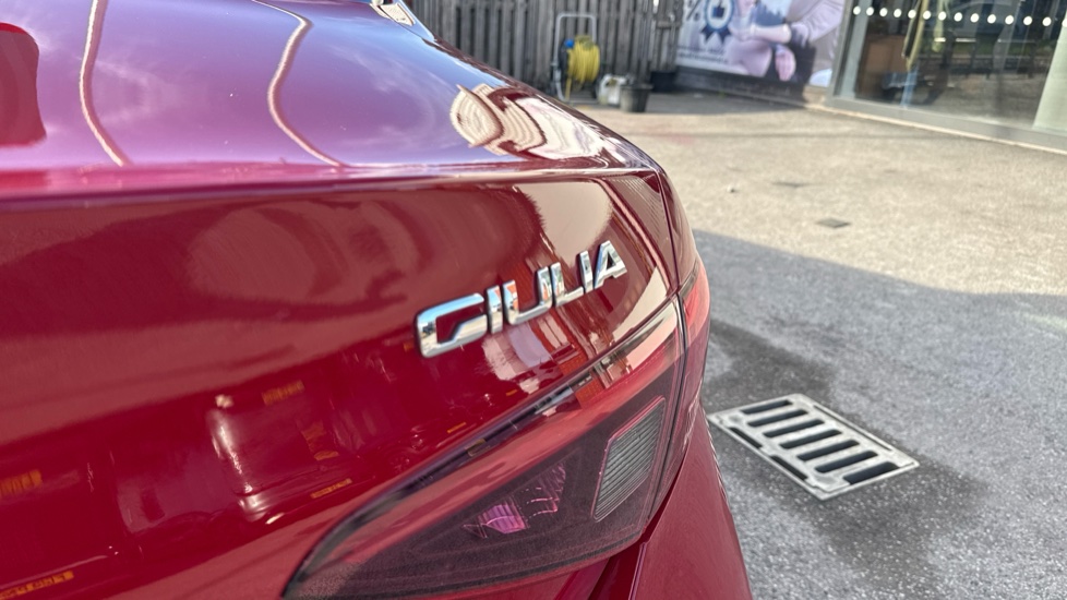 Alfa Romeo Giulia 2.2 JTDM-2 180 Speciale 4dr Auto Diesel Saloon - Image 28