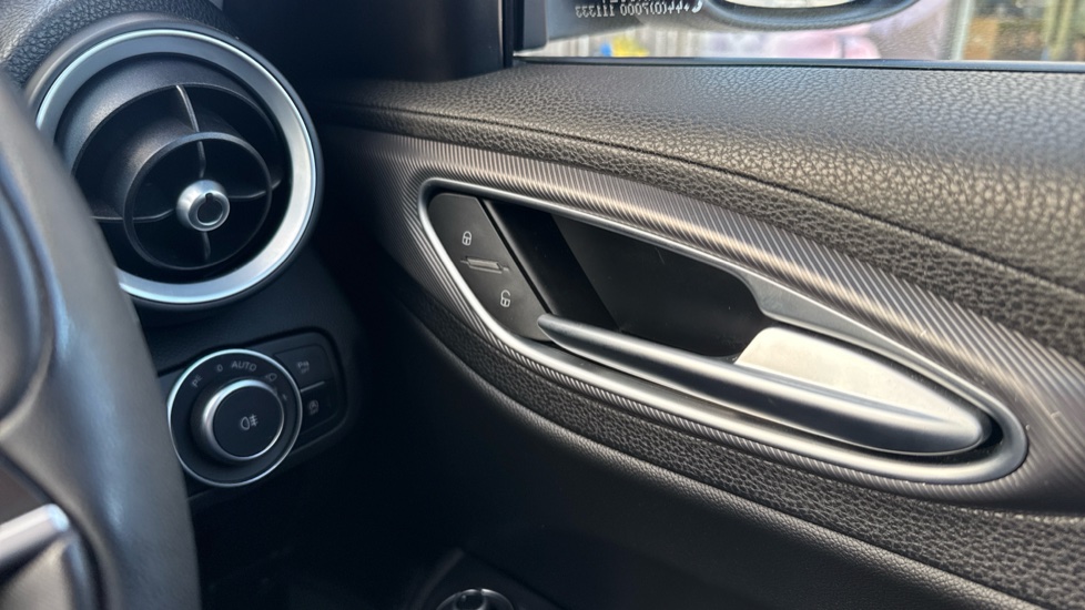Alfa Romeo Giulia 2.2 JTDM-2 180 Speciale 4dr Auto Diesel Saloon - Image 39