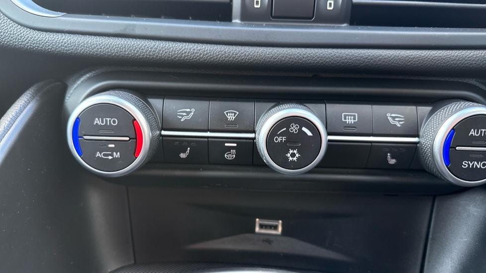 Alfa Romeo Giulia 2.2 JTDM-2 180 Speciale 4dr Auto Diesel Saloon - Image 44