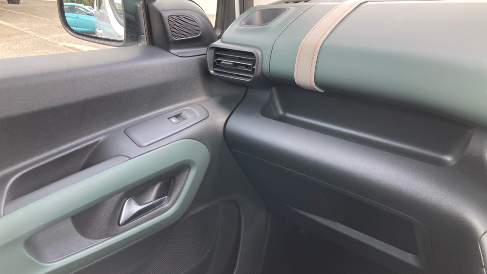 Citroen Berlingo 100kW Flair XTR M 50kWh 5dr Auto Electric Estate - Image 30