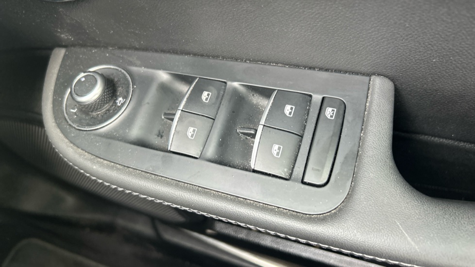 Alfa Romeo Giulia 2.0 Turbo Competizione 4dr Auto Petrol Saloon - Image 31