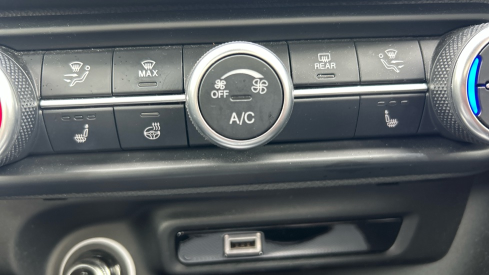 Alfa Romeo Giulia 2.0 Turbo Competizione 4dr Auto Petrol Saloon - Image 33