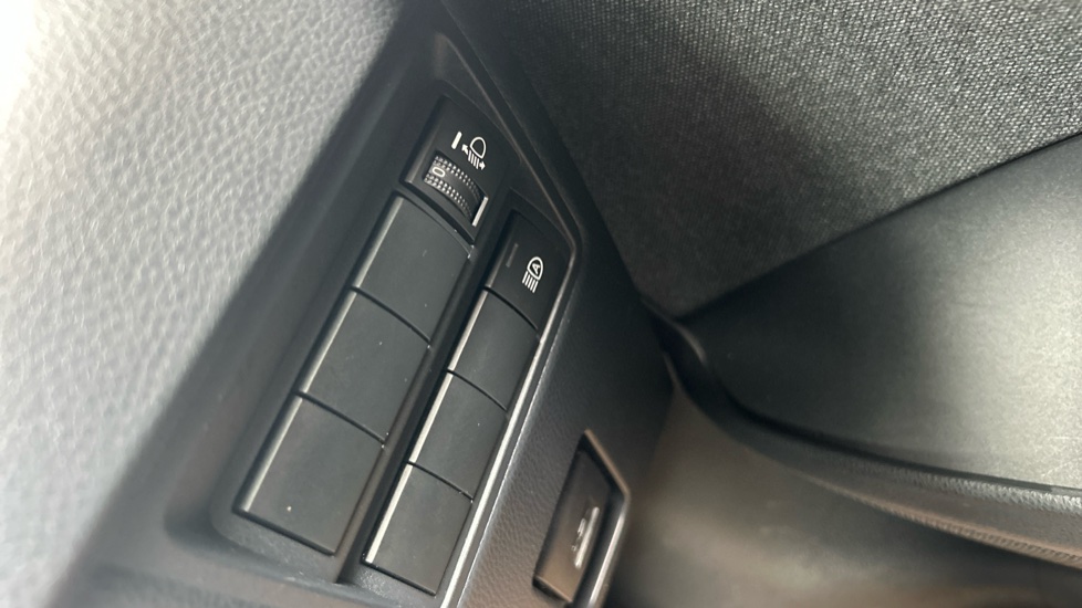Toyota Yaris 1.5 Hybrid Design 5dr CVT Hybrid Hatchback - Image 29