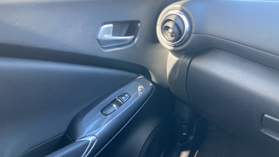 Nissan Juke 1.0 DiG-T Acenta 5dr Petrol Hatchback - Image 28