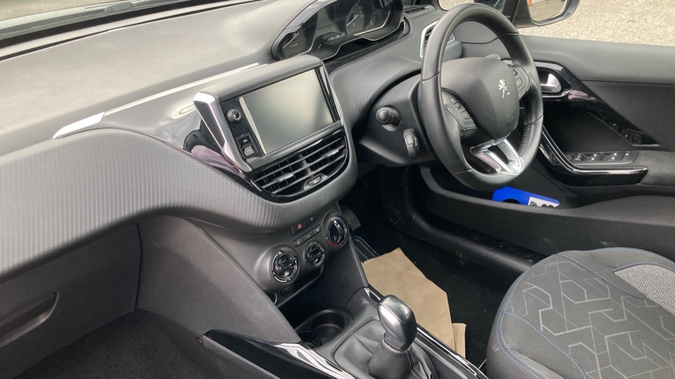 Peugeot 2008 1.2 PureTech Signature 5dr [Start Stop] Petrol Estate - Image 9