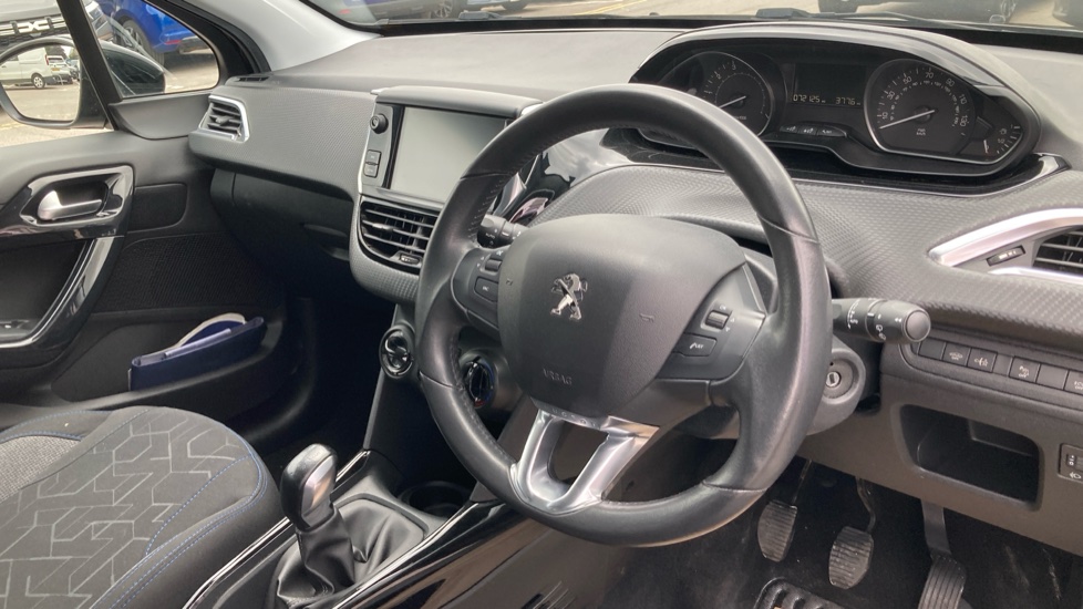 Peugeot 2008 1.2 PureTech Signature 5dr [Start Stop] Petrol Estate - Image 11