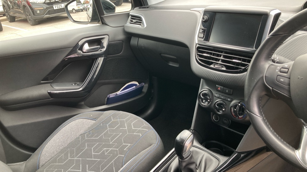 Peugeot 2008 1.2 PureTech Signature 5dr [Start Stop] Petrol Estate - Image 14