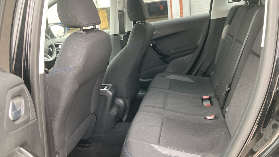 Peugeot 2008 1.2 PureTech Signature 5dr [Start Stop] Petrol Estate - Image 16