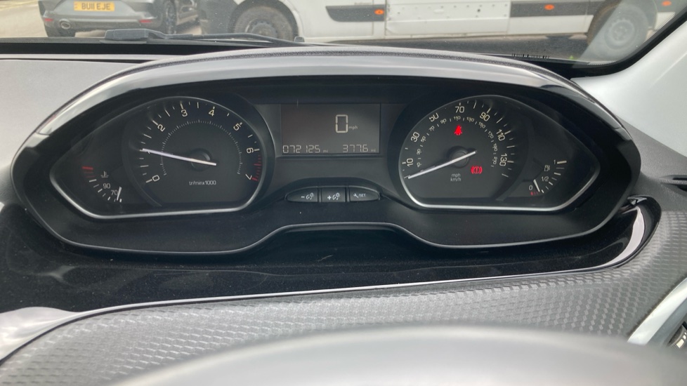 Peugeot 2008 1.2 PureTech Signature 5dr [Start Stop] Petrol Estate - Image 18