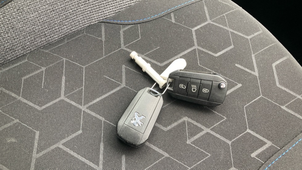 Peugeot 2008 1.2 PureTech Signature 5dr [Start Stop] Petrol Estate - Image 20