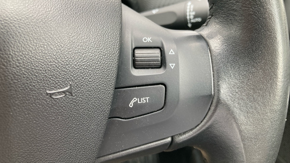 Peugeot 2008 1.2 PureTech Signature 5dr [Start Stop] Petrol Estate - Image 23