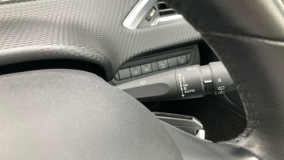 Peugeot 2008 1.2 PureTech Signature 5dr [Start Stop] Petrol Estate - Image 24