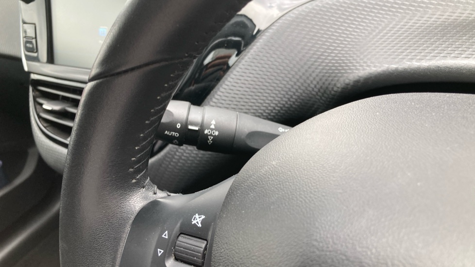 Peugeot 2008 1.2 PureTech Signature 5dr [Start Stop] Petrol Estate - Image 25