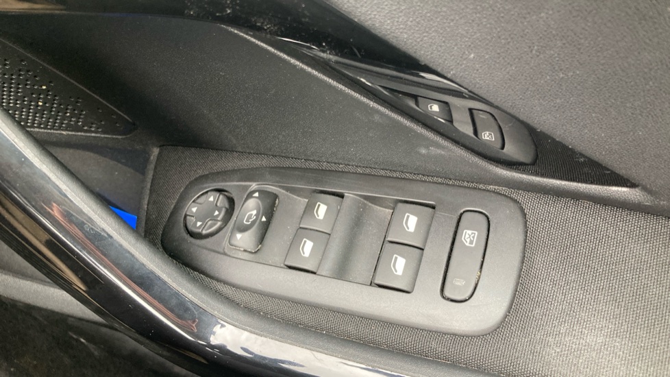 Peugeot 2008 1.2 PureTech Signature 5dr [Start Stop] Petrol Estate - Image 26