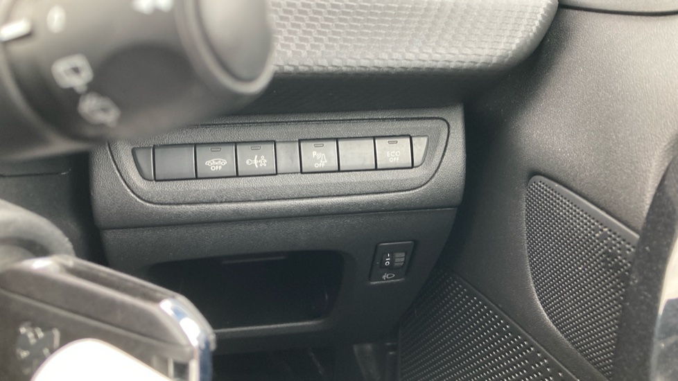 Peugeot 2008 1.2 PureTech Signature 5dr [Start Stop] Petrol Estate - Image 27