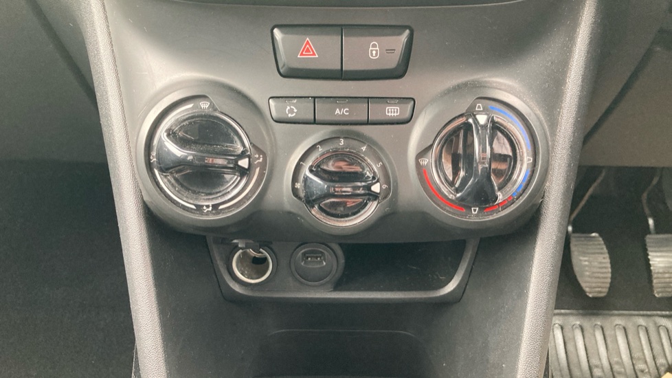 Peugeot 2008 1.2 PureTech Signature 5dr [Start Stop] Petrol Estate - Image 29