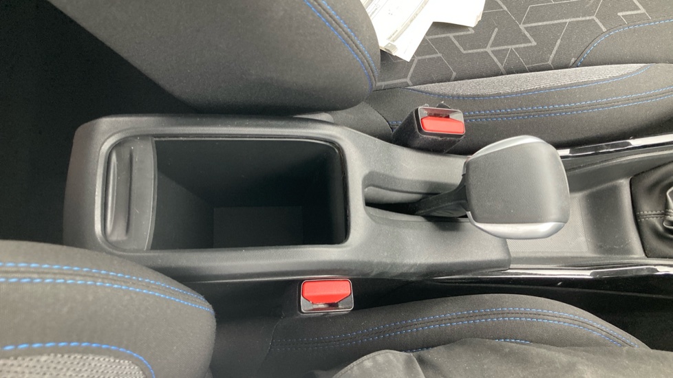 Peugeot 2008 1.2 PureTech Signature 5dr [Start Stop] Petrol Estate - Image 31