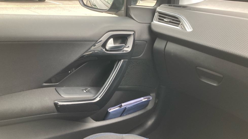 Peugeot 2008 1.2 PureTech Signature 5dr [Start Stop] Petrol Estate - Image 32