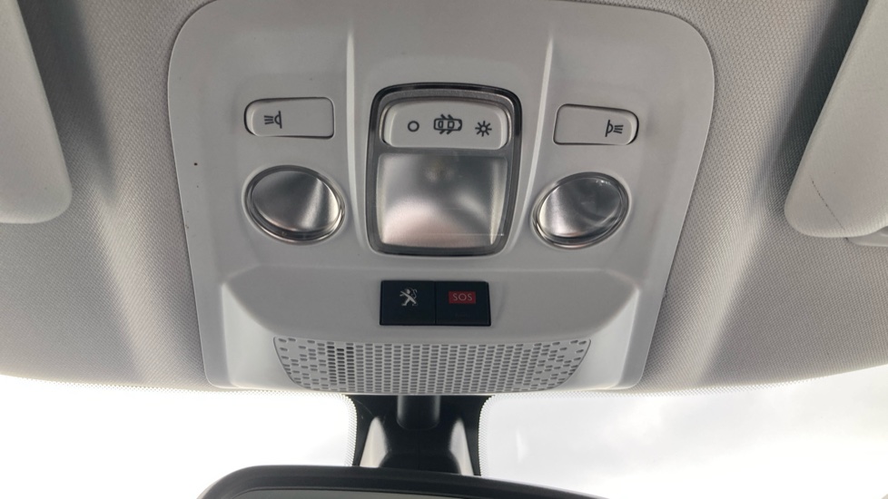 Peugeot 2008 1.2 PureTech Signature 5dr [Start Stop] Petrol Estate - Image 33