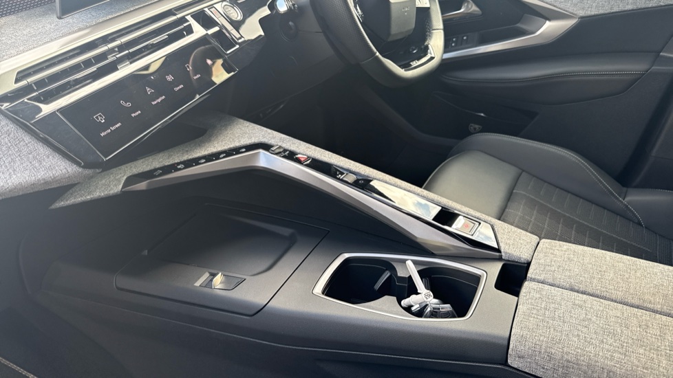Peugeot 5008 1.2 Hybrid 136 GT 5dr e-DSC6 Petrol Estate - Image 13