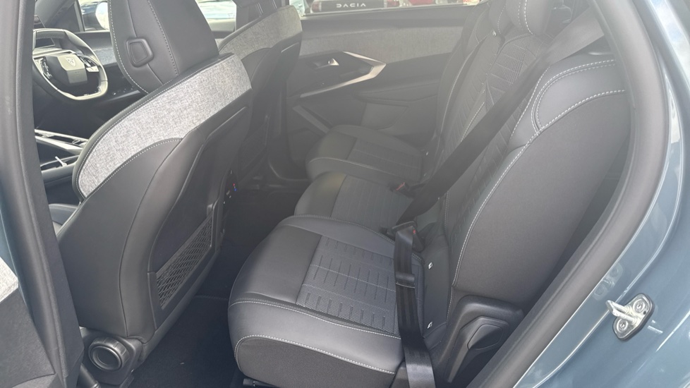 Peugeot 5008 1.2 Hybrid 136 GT 5dr e-DSC6 Petrol Estate - Image 16