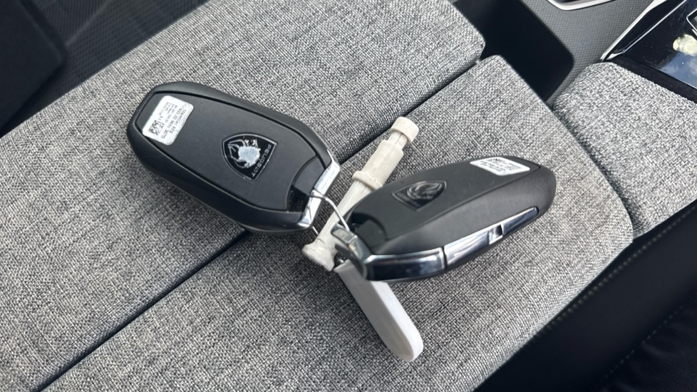 Peugeot 5008 1.2 Hybrid 136 GT 5dr e-DSC6 Petrol Estate - Image 20