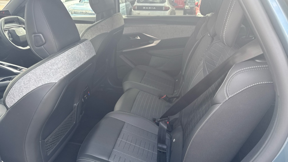 Peugeot 5008 1.2 Hybrid 136 GT 5dr e-DSC6 Petrol Estate - Image 27
