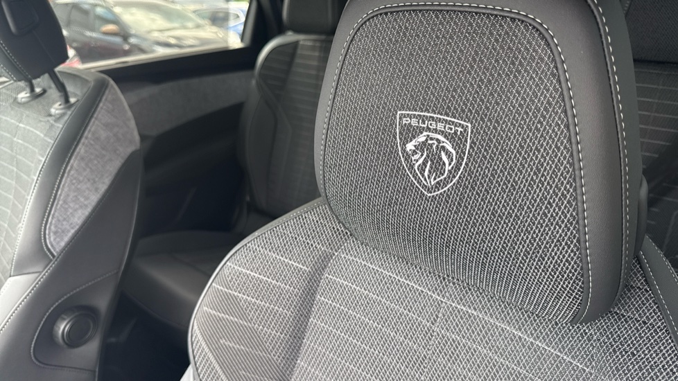 Peugeot 5008 1.2 Hybrid 136 GT 5dr e-DSC6 Petrol Estate - Image 30