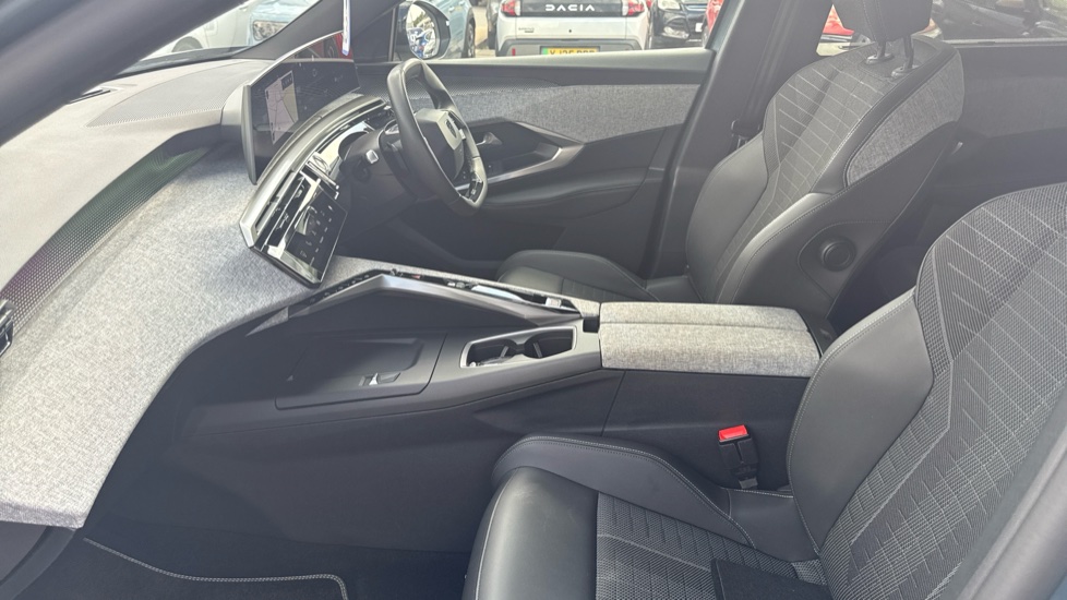 Peugeot 5008 1.2 Hybrid 136 GT 5dr e-DSC6 Petrol Estate - Image 31