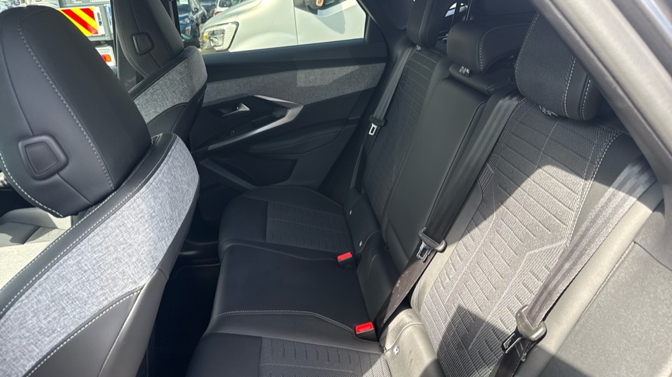 Peugeot 3008 1.2 Hybrid 136 GT 5dr e-DSC6 Petrol Estate - Image 16