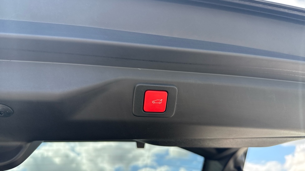 Peugeot 3008 1.2 Hybrid 136 GT 5dr e-DSC6 Petrol Estate - Image 21