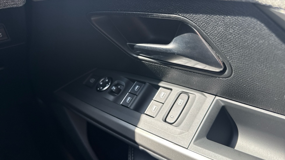 Peugeot 3008 1.2 Hybrid 136 GT 5dr e-DSC6 Petrol Estate - Image 35
