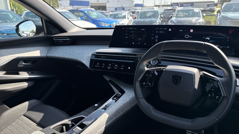 Peugeot 3008 1.2 Hybrid 136 Allure 5dr e-DSC6 Petrol Estate - Image 11