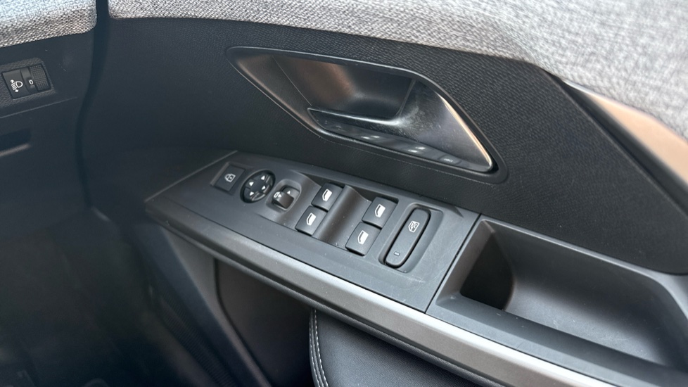 Peugeot 3008 1.2 Hybrid 136 Allure 5dr e-DSC6 Petrol Estate - Image 27