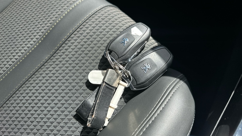 Peugeot 2008 100kW GT 50kWh 5dr Auto Electric Estate - Image 19