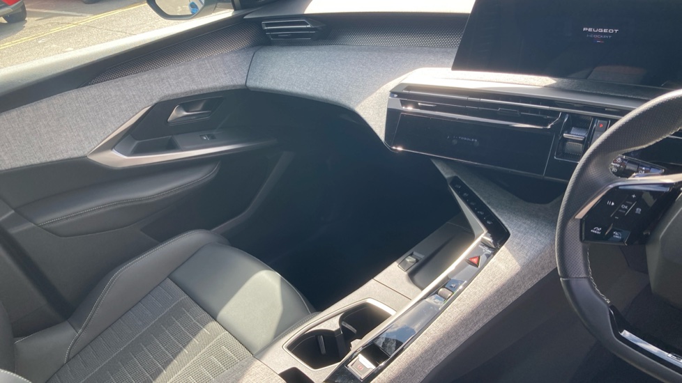 Peugeot 3008 157kW GT 73kWh 5dr Auto Electric Estate - Image 14