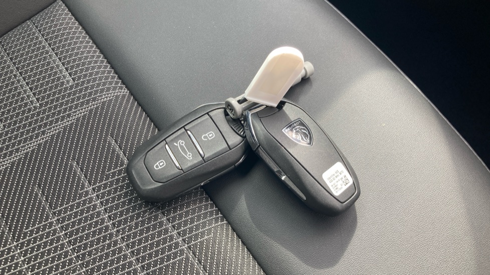 Peugeot 3008 157kW GT 73kWh 5dr Auto Electric Estate - Image 20